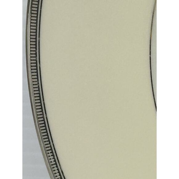 Royal Doulton Retired 2008-2015 'Mezzanine" 10.75" Dinner Plate Platinum Trim - Picture 2 of 4